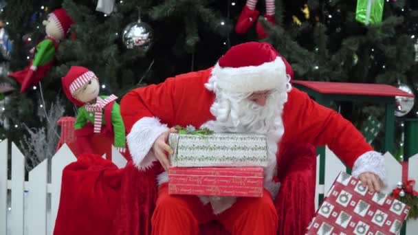 Santa Claus dává dárek do tašky na emporium. Santa Claus gesta Ok na kameru — Stock video