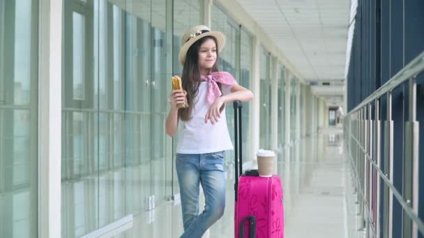 Little girl eat fast food and at the airport while waiting for the plane. Flight delay — Stock Video