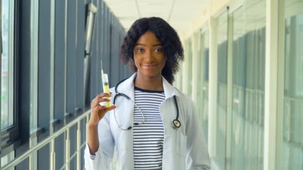 Nahaufnahme einer afrikanisch-amerikanischen Ärztin im Krankenhaus mit Spritze — Stockvideo