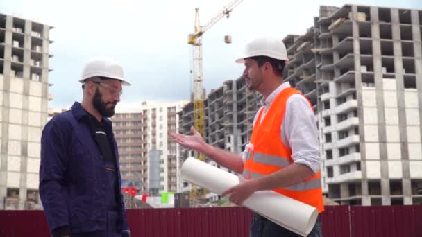 Správce zadá úkol podřízený na staveništi. Koncept výstavby budov — Stock video