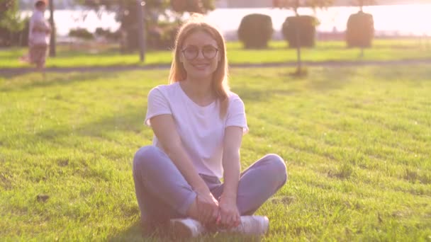 Porträtt av kvinna med glasögon på sommardagen i parken — Stockvideo