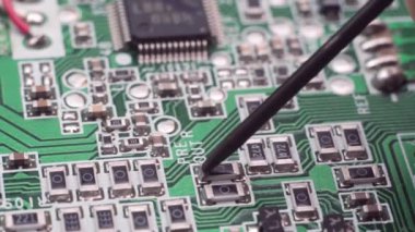 Bilgisayar devre kartının elektroniğini tamir eden teknisyen. Bilgisayar ana kartının yeşil devre kartı geçmişi. Bilgisayar devre donanımının kavramsal teknolojisi