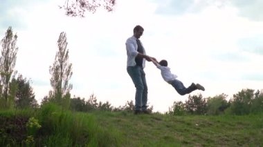 Babam gün batımında parkta çocuk ellerini büker. Baba ve oğul hafta sonları parkta oynarlar. Mutlu bir çocukluk. Babalar günün kutlu olsun. Yavaş çekim