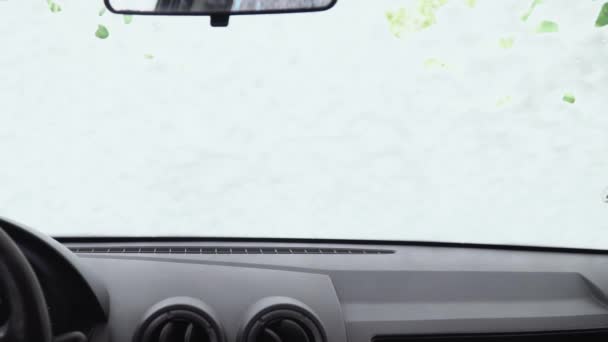 Självbetjäning av biltvätt. En man tvättar bilen med högtrycksutrustning. Inomhus syn på bilen — Stockvideo
