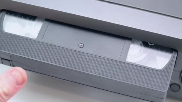 Primer plano de una carga de cinta grabadora de vídeo VHS. VHS mecánica de vídeo reproductor de cassette insertar cabezal de cinta. Concepto Vintage — Vídeos de Stock