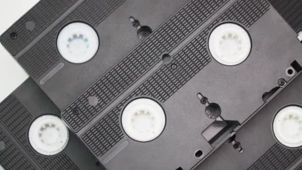 Staré videokazety VHS. Koncept 80. let. Mnoho videokazet — Stock video