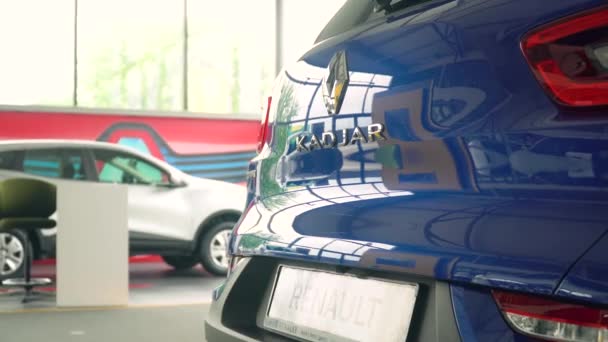 PARIS, FRANKREICH - 15. Mai 2020: Das neue Modell Renault Kadjar auf einer renommierten Automesse — Stockvideo