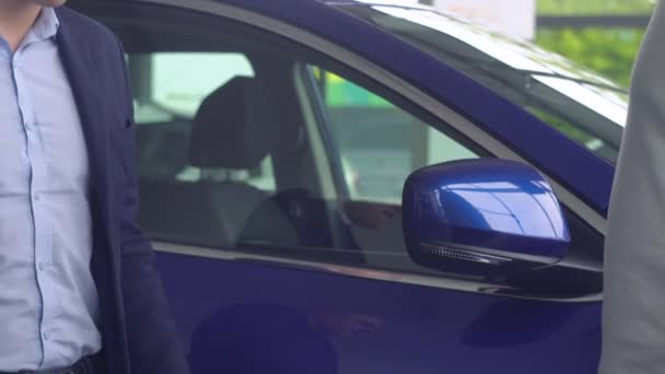 PARIS, FRANCE - MAY 15, 2020: Male hand gives a car keys Renault to man hand in the car dealership — Stock Video