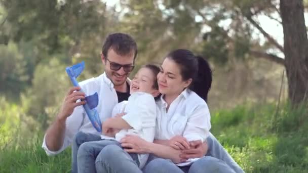 Otec, matka a syn si o víkendu hrají v parku s letadýlkem. Společná rodina jde na zdravý životní styl. Pojem "šťastný" — Stock video