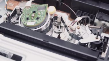 Video kaseti VCR 'dan indiriliyor. VHS baş video kaydedici hareket halinde