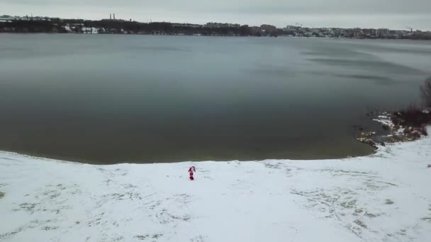 Boze Kerstman graaft een geschenk zak met zijn voet — Stockvideo