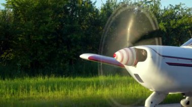 Havaalanının iniş pistinde dönen pervaneli küçük özel bir uçak. Kalkmadan önce küçük bir uçak