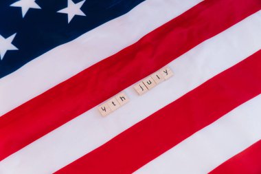 4 Temmuz 'da yazılmış Amerikan bayrağı. Bağımsızlık Gününü Kutluyoruz