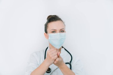 Genç bayan doktor, koronavirüsün nasıl kapılacağı konusunda talimatlar veriyor.