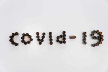 İlaç şişelerinden kelime coronavirüsü. Covid - 19 virüs konsepti