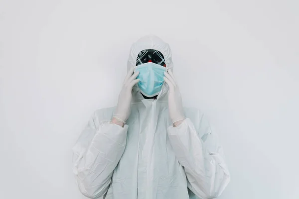 Retrato de um especialista em máscara preta e macacão de proteção. Desinfetante atípico — Fotografia de Stock