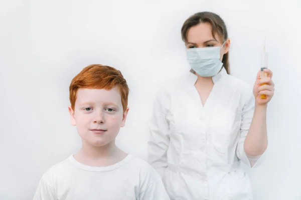 Der Arzt gibt dem Kind eine Coronavirus-Impfung — Stockfoto