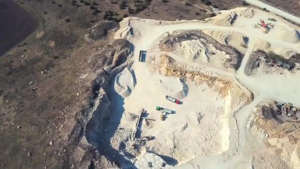 Excavatrice et camion travaillent dans la carrière de sable. Vue aérienne du chargement du sable dans un camion — Video