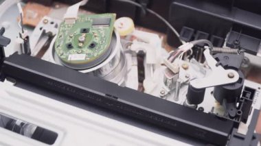 VHS video kaset kayıt cihazını yükle. VHS mekanik video kaset oynatıcı bant başlığı takın