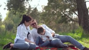 Parkta mutlu aile oyunları. Ortak bir aile sağlıklı bir yaşam tarzı ister. Mutluluk kavramı
