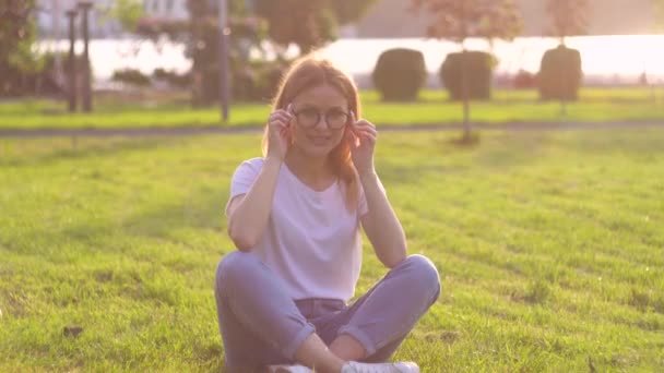Porträtt av kvinna med glasögon på sommardagen i parken — Stockvideo