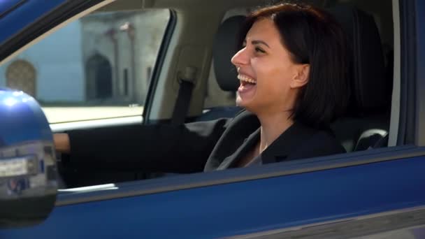 Drôle belle femme d'affaires rire dans le salon de voiture — Video