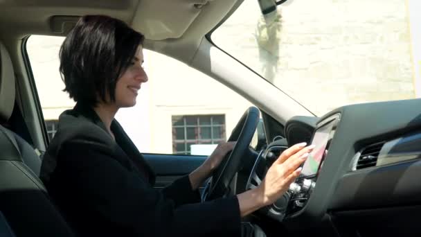Zarif, güzel iş kadını araba salonundaki sensörü kullanıyor. — Stok video