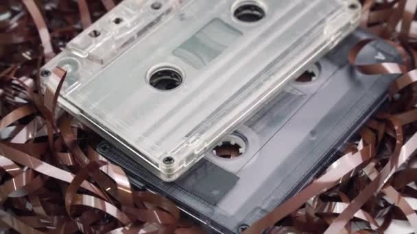 Gamla kassetter och ljudkassetter. 80-talskoncept. Ställ vintage bakgrund — Stockvideo