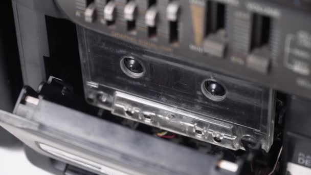 Fita cassete de áudio vintage em uso reproduzindo em um leitor de cassetes. Grunge cassete de áudio — Vídeo de Stock