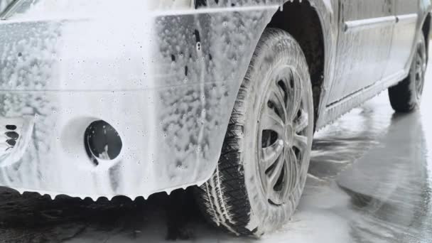 Close up concetto di auto pulita in autolavaggio. Lavare auto con sapone. Autolavaggio — Video Stock