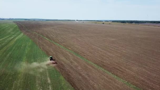 Tractor werkt in het veld. Bovenaanzicht — Stockvideo