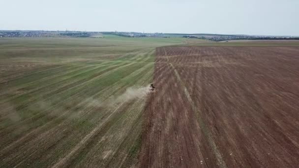 A traktor terepen dolgozik. Felülnézet — Stock videók