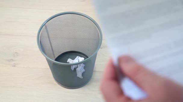 Office employee tossing away crumpled paper into trash can — Stock Video