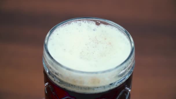 Fabrica cerveza fría y oscura en un vaso. Rotación 360 grados — Vídeos de Stock