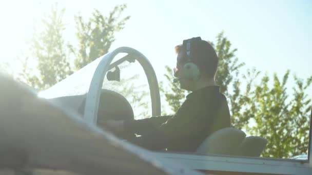 Professionele piloot houdt het roer en het bedieningspaneel van een vliegtuig vast. Controles van het kleine vliegtuig. Klein luchtvaartconcept — Stockvideo