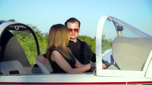 Rekan bisnis sebelum terbang dengan pesawat kecil. Konsep penerbangan kecil — Stok Video