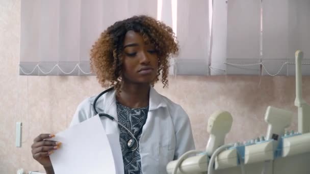 Αφροαμερικανή γιατρός χρησιμοποιεί συσκευή υπερήχων στο νοσοκομείο. Διάγνωση του κερατοειδούς — Αρχείο Βίντεο