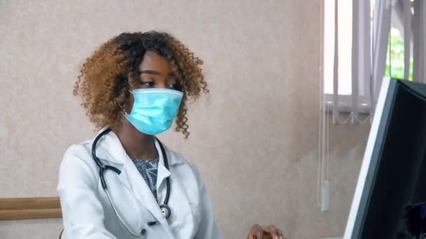 Estudiante afroamericano interno en máscara está estudiando en línea. Nueva instalación médica moderna totalmente funcional. Concepto de medicina, salud y personas, educación en línea — Vídeos de Stock