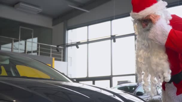 Santa Claus v prodejně aut si vybere dárkové auto — Stock video