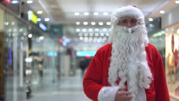 Papai Noel em um grande centro comercial — Vídeo de Stock