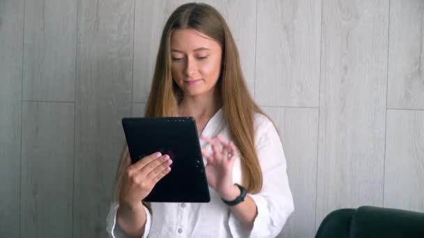 Segretaria donna che lavora su tablet. Donna d'affari studente universitario utilizzando tablet in ufficio — Video Stock