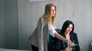 Yönetici ve astı kriz sırasında şirketlerin kârının büyümesini tartışıyor. Krizin sonu.