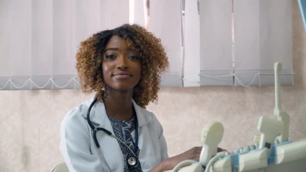 Portrait de médecin afro-américain professionnel avec dispositif d'échographie dans une clinique moderne — Video