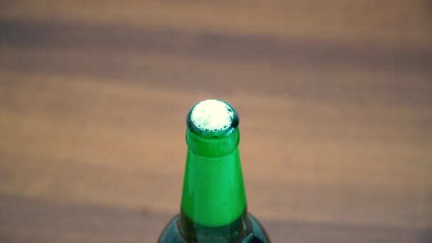 La schiuma di birra sfugge da una bottiglia. Rotazione 360 gradi — Video Stock