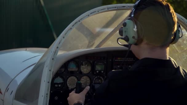 Профессиональный пилот держит штурвал и пульт управления самолета. Управление малыми самолетами — стоковое видео