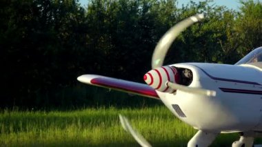 Havaalanının iniş pistinde dönen pervaneli küçük özel bir uçak. Yavaş çekim