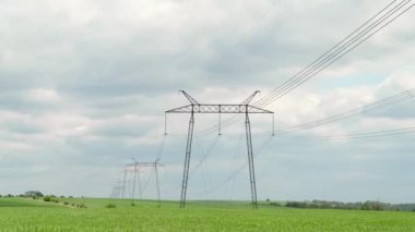 Güzel gökyüzüne karşı yüksek voltajlı elektrik direğinden geçmek. Elektrik direkleri. Aktarım kuleleri. Enerji verimliliği kavramı. Zaman aşımı