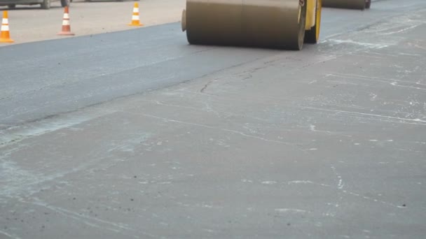 Rodillo de carretera haciendo reparación de carreteras y pavimentación de calles. Construcción de una nueva carretera — Vídeo de stock