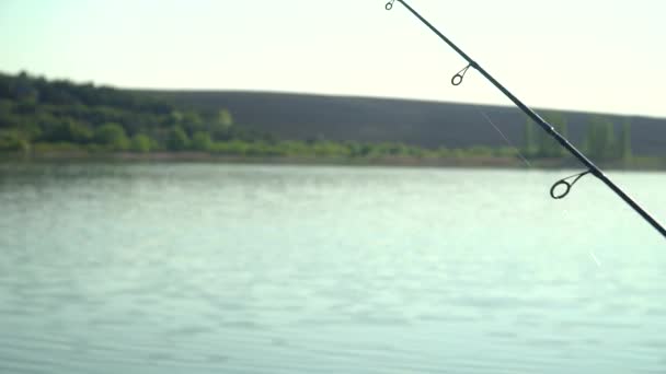 漁師は湖で釣りをしている。釣りの捕食魚の回転 — ストック動画