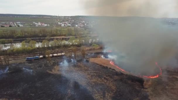Vzdušný pohled na požár, šířící se plameny lesních požárů. Přírodní katastrofa způsobená extrémním teplem a změnou klimatu — Stock video